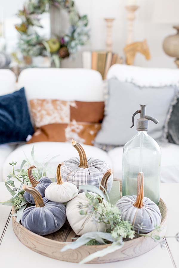 Velvet pumpkin DIY fall centerpiece #fallcenterpiece #falldecor #diy #falldecoration #thanksgiving #decorhomeideas