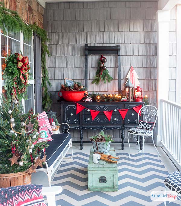 Vintage front porch Christmas decorations #Christmasdecoration #Christmas #frontporch #porch #decoration #decorhomeideas