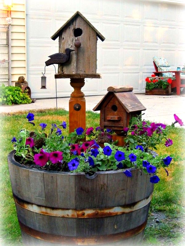 Wine barrel bird house flower pot #diy #winebarrel #flowerplanter #repurpose #decorhomeideas