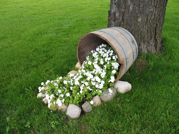 Wine barrel flower bed around tree #diy #winebarrel #flowerplanter #repurpose #decorhomeideas