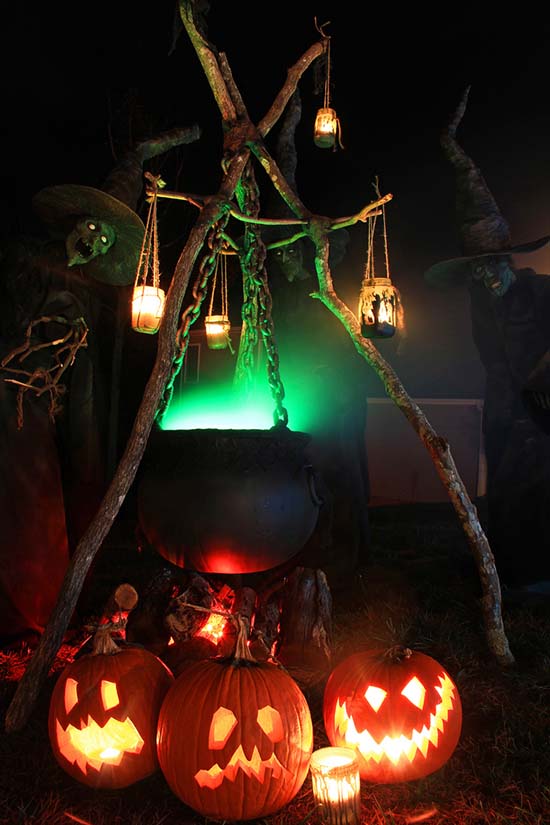 Witch brewing post #halloweendecorations #halloween #diyhalloween #halloweendecor #decorhomeideas