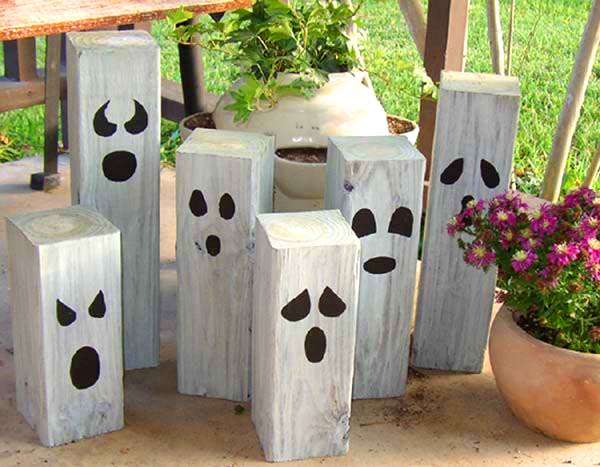 Halloween ghosts made of wooden beams #halloweendecorations #halloween #diyhalloween #halloweendecor #decorhomeideas