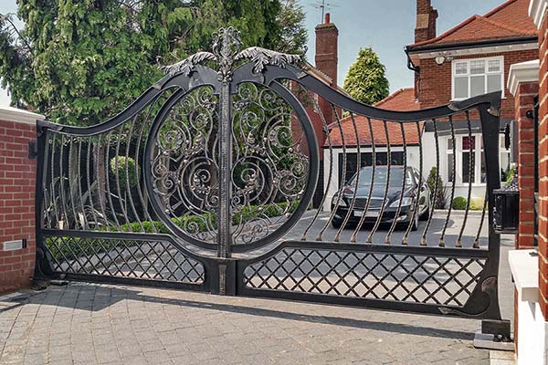 Amazing driveway gate #drivewaygate #driveway #gate #decorhomeideas