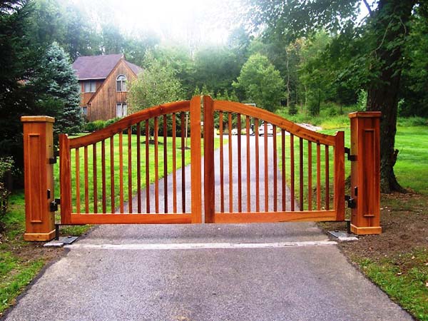 Automated wood driveway gate #drivewaygate #driveway #gate #decorhomeideas