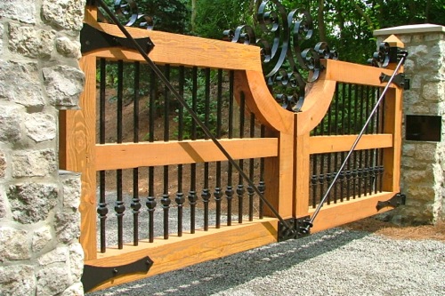 Cedar wood driveway gate #drivewaygate #driveway #gate #decorhomeideas