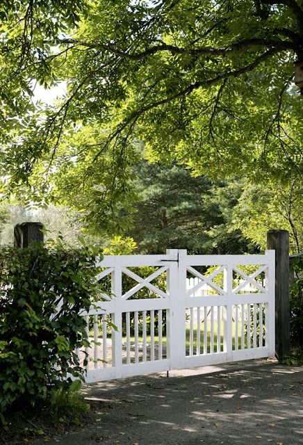 Charming driveway gate #drivewaygate #driveway #gate #decorhomeideas