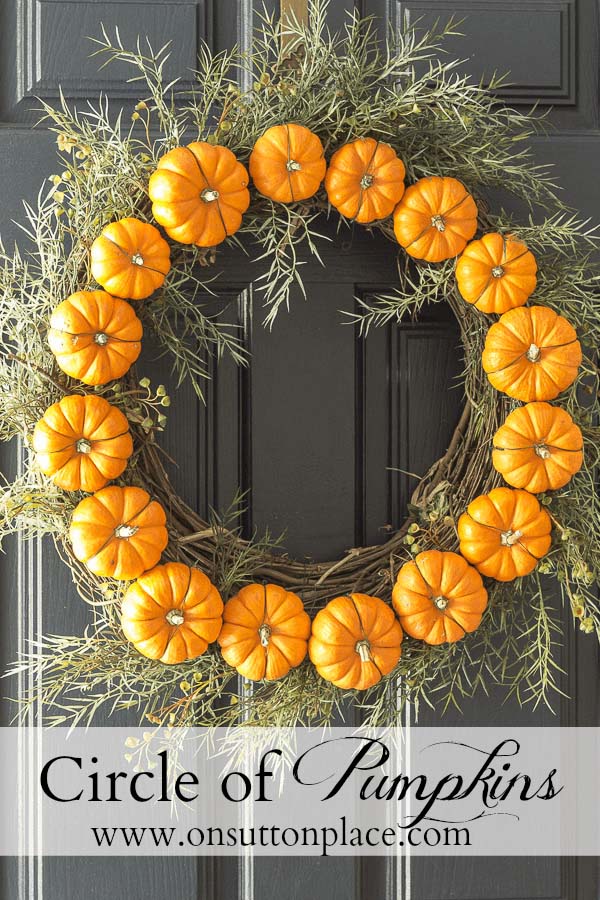 Circle Pumpkin Front Door Wreath Decor #falldecor #fallfrontdoor #frontdoor #decorhomeideas