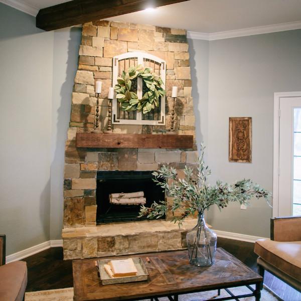 Corner Fireplace Decorated With Magnolia Wreath #fireplace #fireplaceideas #corner #decorhomeideas