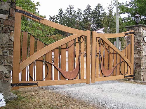 Custom made cedar wood driveway gate #drivewaygate #driveway #gate #decorhomeideas