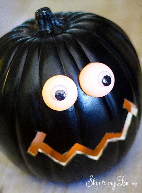 DIY Pumpkin With Lighted Eyes #pumpkin #carving #halloween #falldecor #decorhomeideas