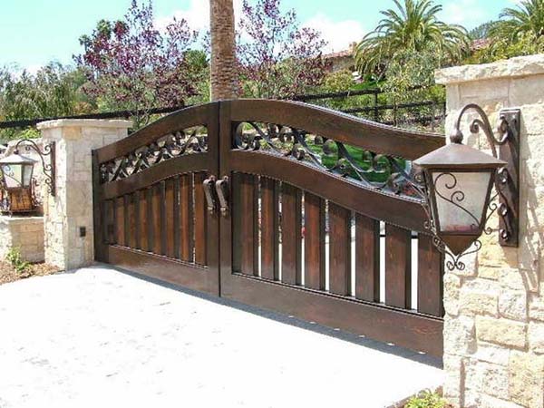 Dark wood driveway gate ideas #drivewaygate #driveway #gate #decorhomeideas