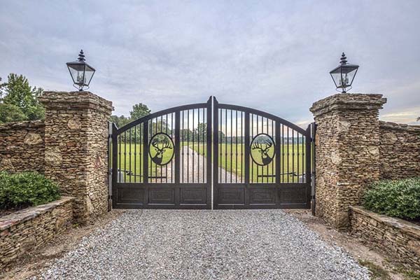 Deer decorated driveway gate #drivewaygate #driveway #gate #decorhomeideas