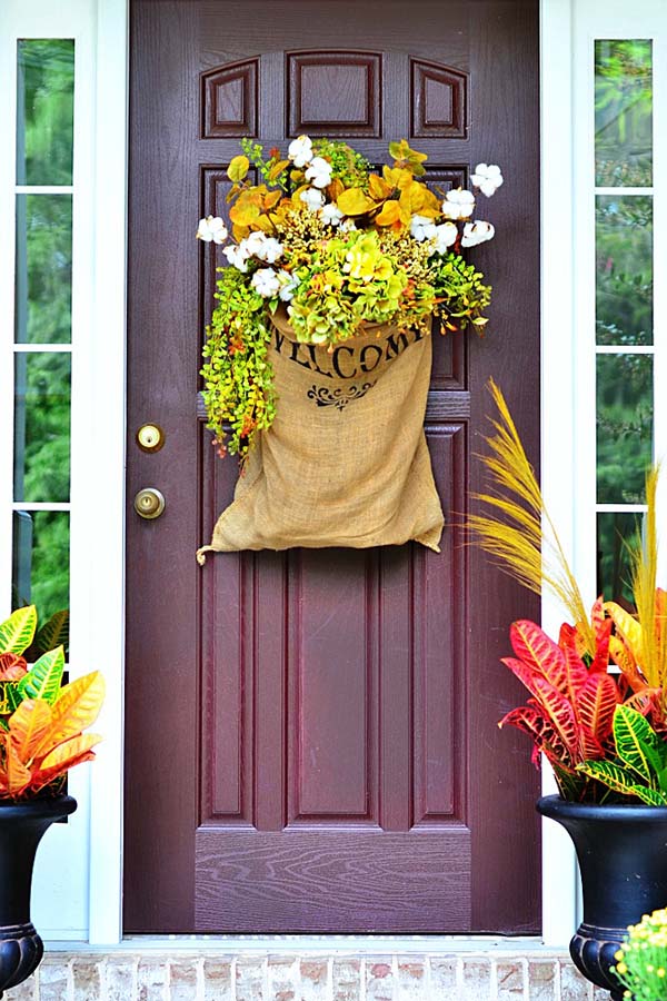 Fall front door arrangement in burlap sack #falldecor #fallfrontdoor #frontdoor #decorhomeideas