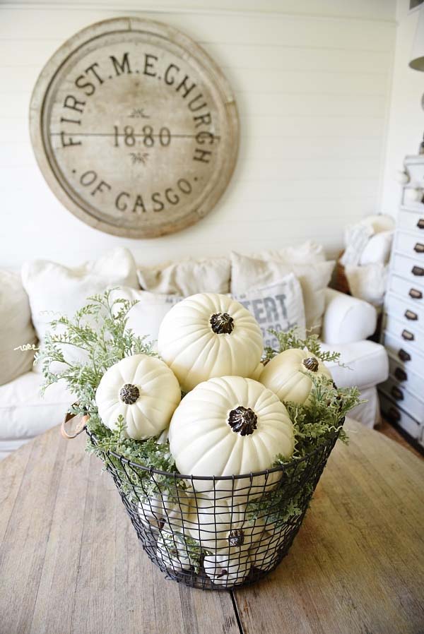 Farmhouse Pumpkin Fall Centerpiece #pumpkindecor #centerpiece #falldecor #decorhomeideas