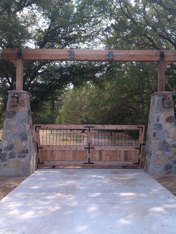 Farmhouse driveway gate idea #drivewaygate #driveway #gate #decorhomeideas