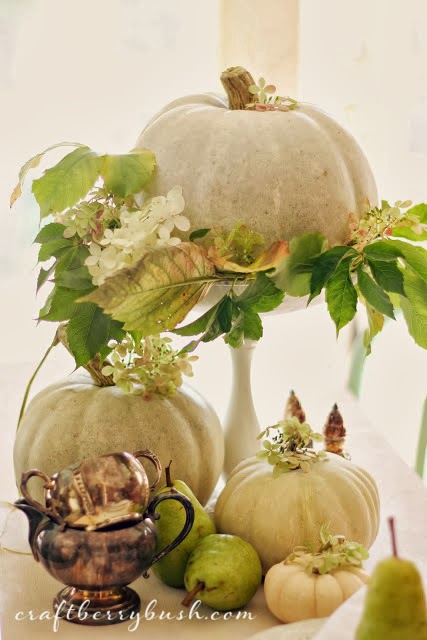 Green colored pumpkin centerpiece #pumpkindecor #centerpiece #falldecor #decorhomeideas