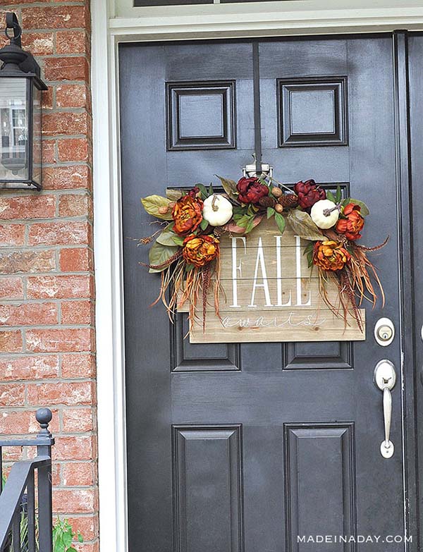 Hand Painted Fall Awaits Pallet Sign Front Door Decoration #falldecor #fallfrontdoor #frontdoor #decorhomeideas