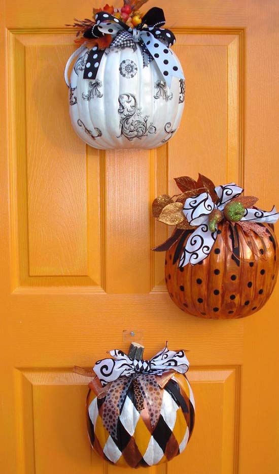 Hang Decorative Pumpkins Fall Front Door Decoration #falldecor #fallfrontdoor #frontdoor #decorhomeideas