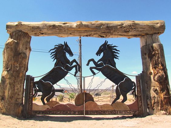 Horses decorated driveway gate #drivewaygate #driveway #gate #decorhomeideas
