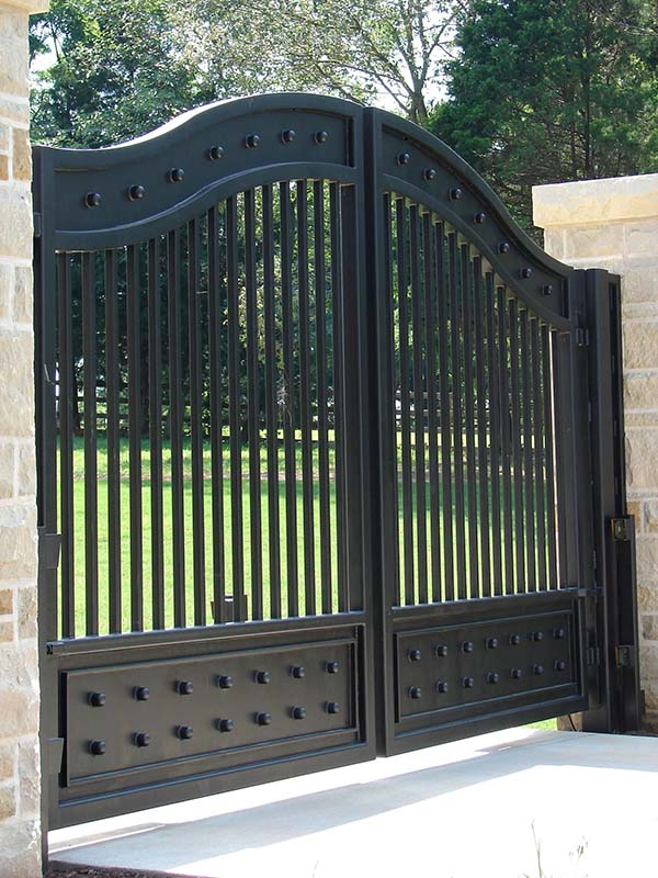 28 Awesome Driveway Gate Ideas To Impress Your Guests ...