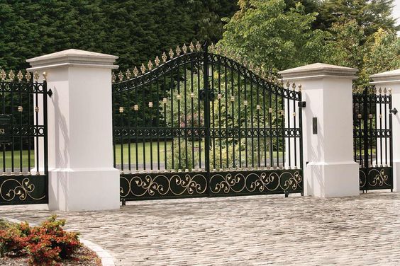 Metal with gold driveway gate #drivewaygate #driveway #gate #decorhomeideas