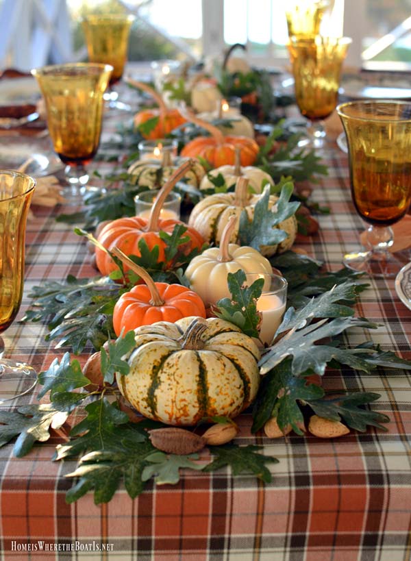 Mini pumpkins arranged table centerpiece #pumpkindecor #centerpiece #falldecor #decorhomeideas