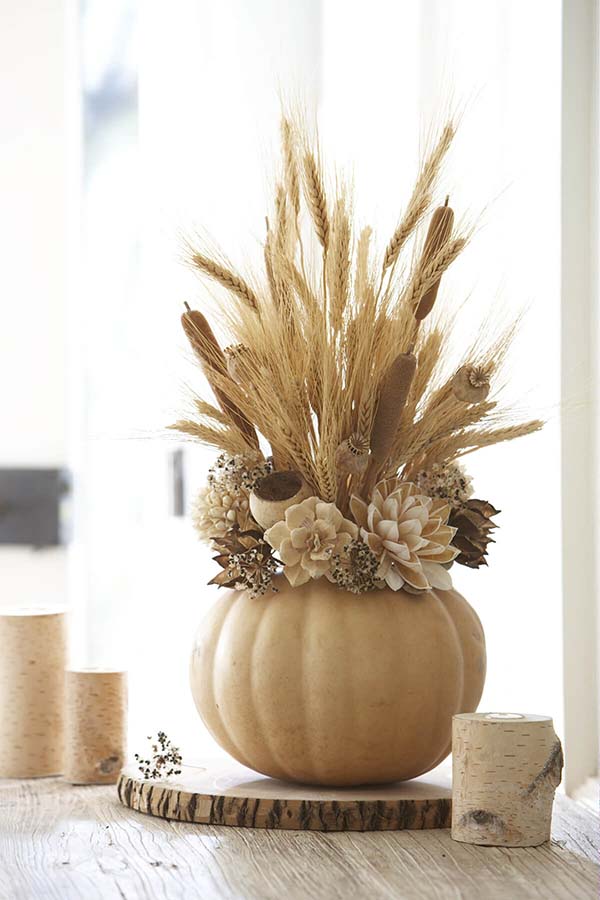 Neutral color pumpkin centerpiece #pumpkindecor #centerpiece #falldecor #decorhomeideas