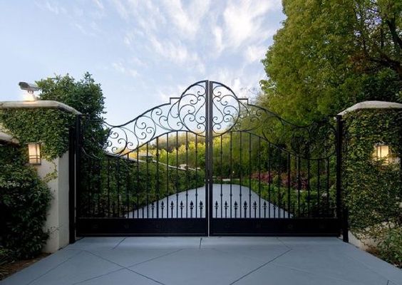 Original metal driveway gate #drivewaygate #driveway #gate #decorhomeideas