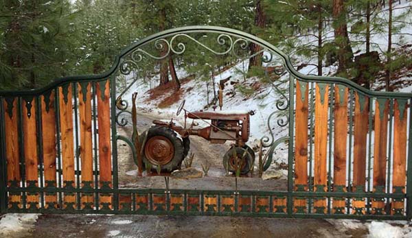 Ornamental tractor driveway gate design #drivewaygate #driveway #gate #decorhomeideas