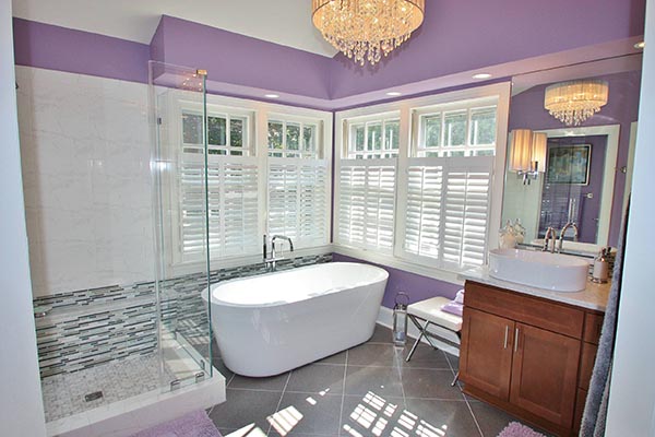 Purple bathroom with big windows #purplebathroom #purple #bathroom #lavender #bathroomideas #decorhomeideas