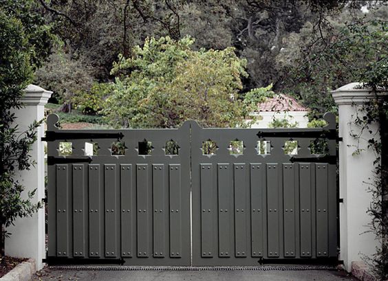 Solid metal driveway gate #drivewaygate #driveway #gate #decorhomeideas