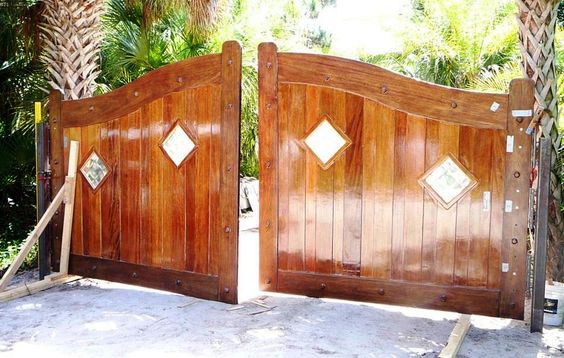 Wooden driveway gate ideas #drivewaygate #driveway #gate #decorhomeideas