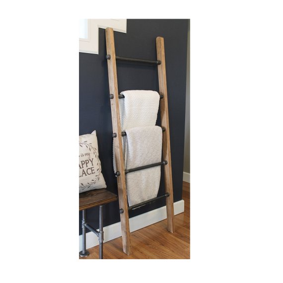 Bedroom Ladder Blanket Hanger #rusticbedroom #rustic #bedroom #farmhouse #decorhomeideas