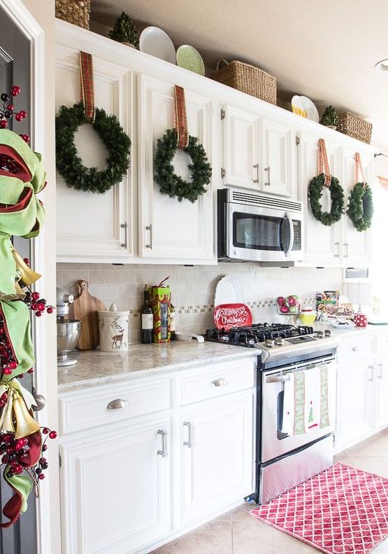 Christmas Kitchen Wreaths Decor #Christmas #Christmasdecor #kitchen #Christmaskitchen #decorhomeideas