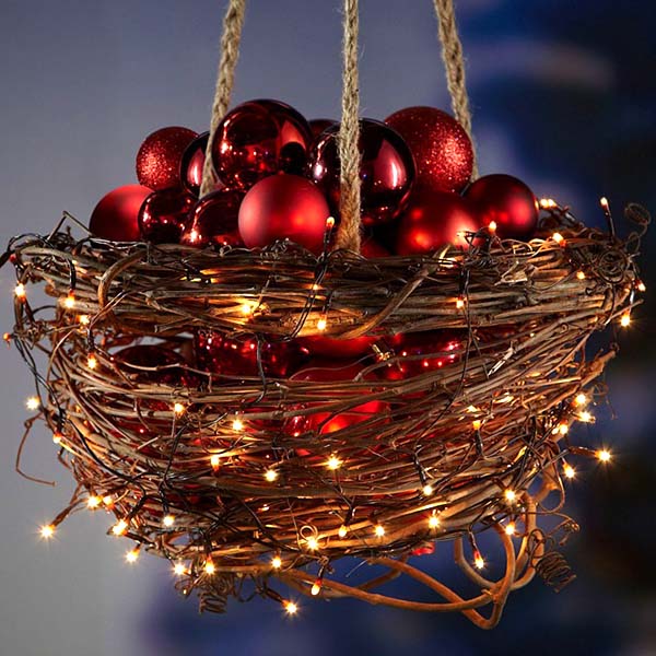 Christmas Lights Hanging Basket #Christmasdecor #Christmas #outdoor #decorations #decorhomeideas