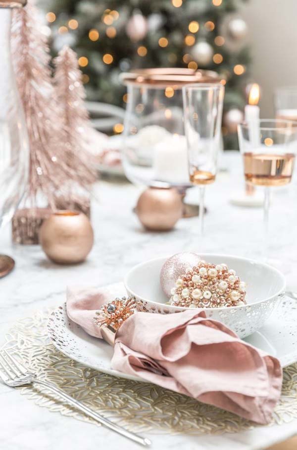 Christmas Table Setting In Rose Gold #rosegold #Christmas #Christmasdecor #rosegolddecor #decorhomeideas