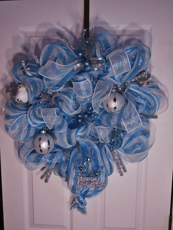 Christmas Wreath Balls and Ribbons #Christmas #Christmasdecor #blue #silver #turquoise #decorhomeideas