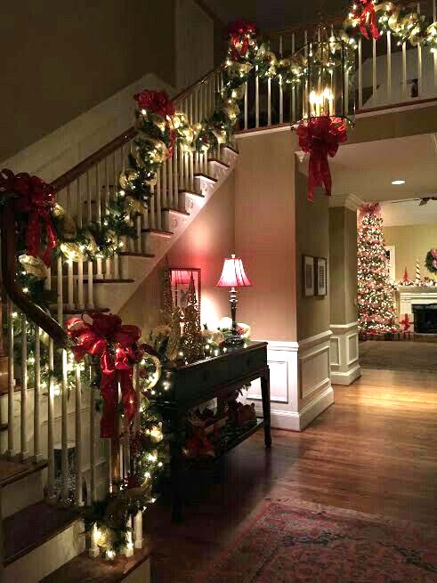 Christmas staircase decorated with garlands #Christmasdecor #staircase #stairs #stairway #Christmas #decorhomeideas