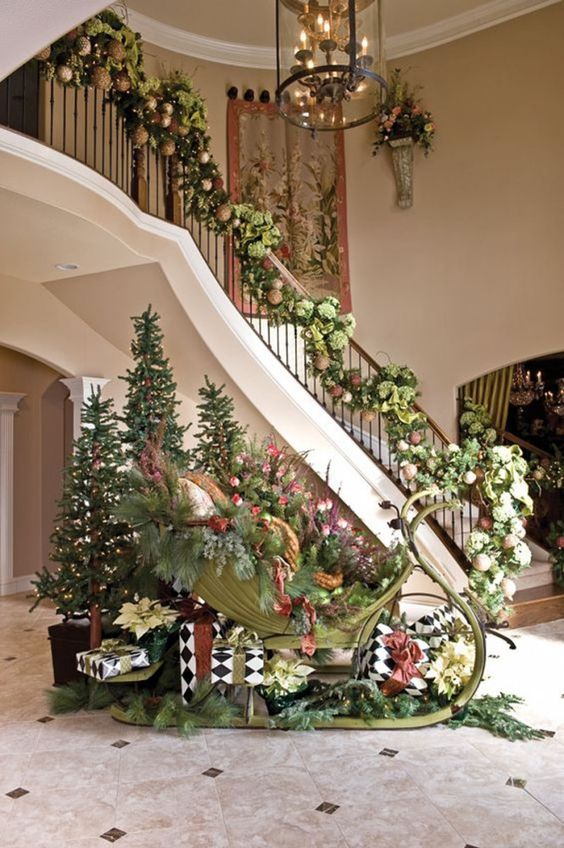 Christmas staircase decorated with sledge #Christmasdecor #staircase #stairs #stairway #Christmas #decorhomeideas