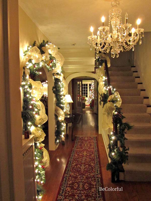 Christmas staircase decoration in hallway #Christmasdecor #staircase #stairs #stairway #Christmas #decorhomeideas