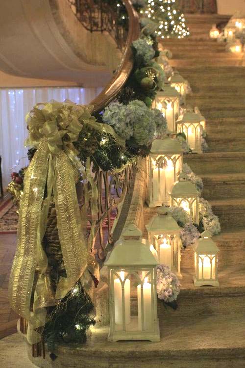 Christmas staircase decoration with lanterns #Christmasdecor #staircase #stairs #stairway #Christmas #decorhomeideas