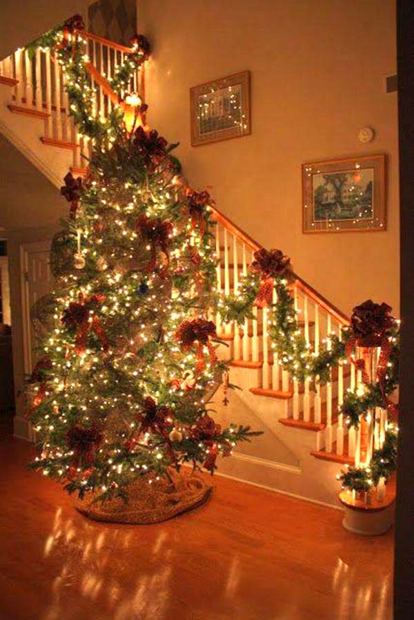 Christmas staircase decoration with warm colors #Christmasdecor #staircase #stairs #stairway #Christmas #decorhomeideas