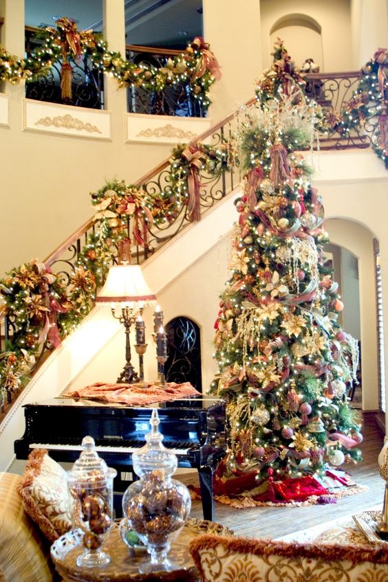 Christmas staircase decoration with piano accent #Christmasdecor #staircase #stairs #stairway #Christmas #decorhomeideas