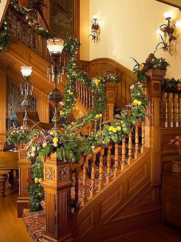 Christmas staircases decoration #Christmasdecor #staircase #stairs #stairway #Christmas #decorhomeideas