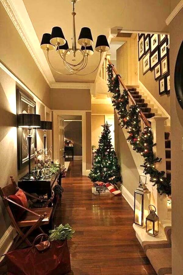 Christmas stairs and hallway decor #Christmasdecor #staircase #stairs #stairway #Christmas #decorhomeideas