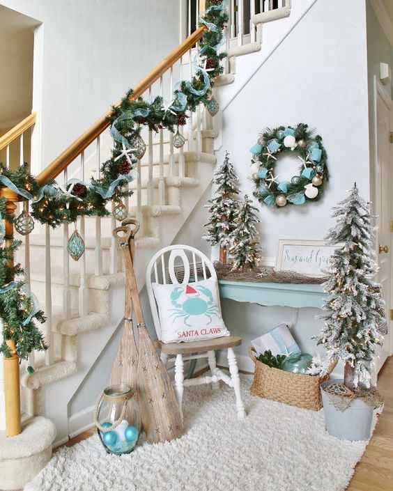 Christmas stairs decorated in coastal theme #Christmasdecor #staircase #stairs #stairway #Christmas #decorhomeideas