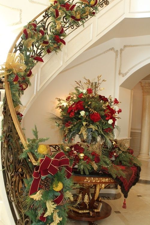 Christmas stairs decoration #Christmasdecor #staircase #stairs #stairway #Christmas #decorhomeideas