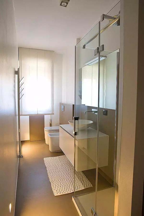 Clean Design Bathroom #bathroom #narrow #narrowbathroom #decorhomeideas