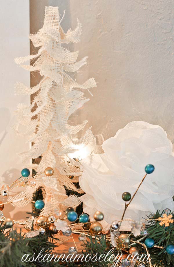DIY burlap Christmas tree #Christmas #Christmastree #homemade #DIY #Christmasdecor #decorhomeideas