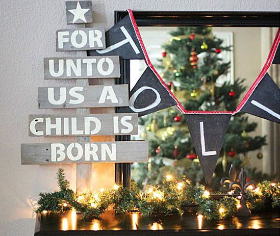 Easy Upcycled Pallet Christmas Tree #Christmas #Christmasdecor #budget #diy #decorhomeideas